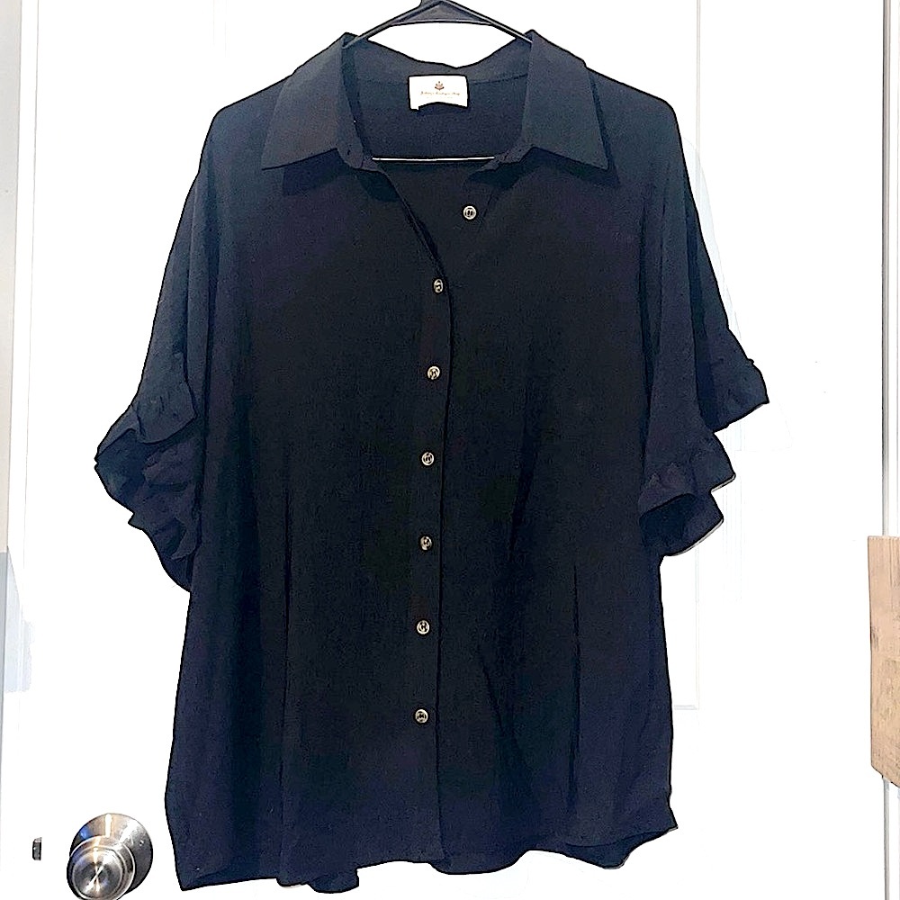🎀Betsey’s Boutique | Relaxed Ruffle Trim Button Up Blouse🖤